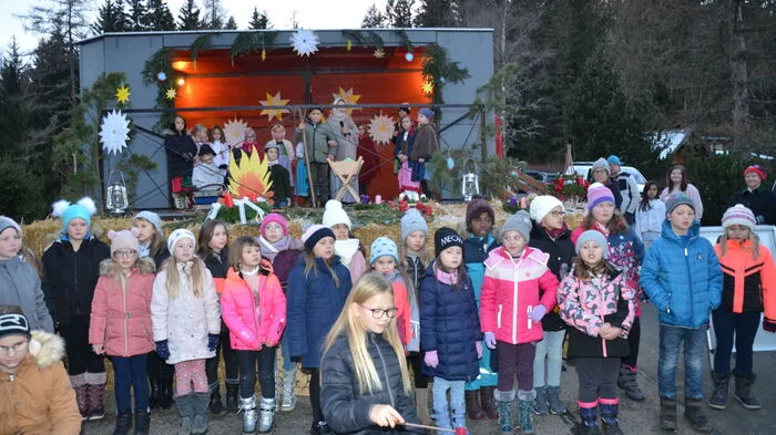 Am Freitagnachmittag, 25. November, wurde mit einer Feierstunde beim Feuerwehrrüsthaus in Zeutschach der Bergadvent eröffnet.