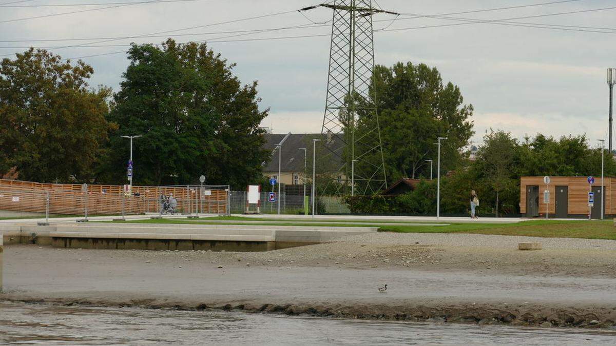 Murufer auf Höhe der Grazer Seifenfabrik: Sinkender Wasserpegel gibt den Blick auf Schlamm frei, der sich im Uferbereich abgelagert hat