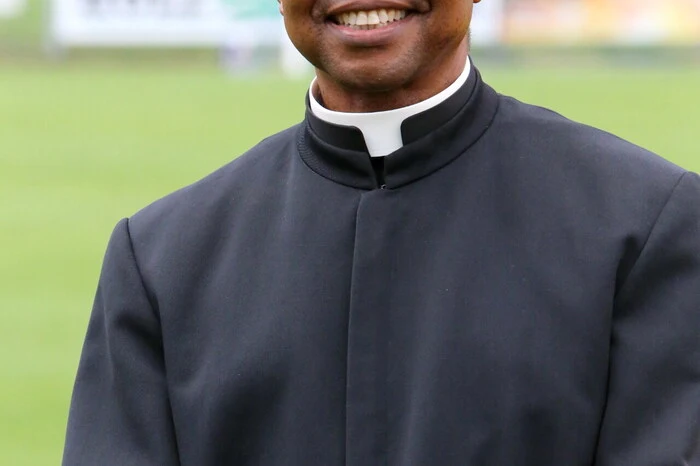 ... und den Kraiger Pfarrer Charles Ogbunambala auserwählt. 