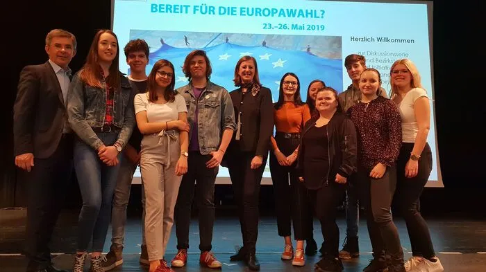 Landesrätin Barbara Eibinger-Miedl und der Landtagsabgeordnete Franz Fartek mit Schülern bei der EU-Zukunftswerkstatt im Zentrum Feldbach
