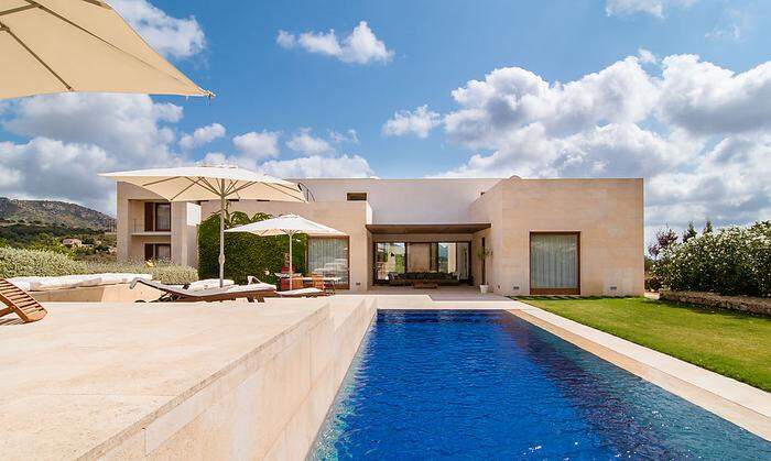 2,9 Millionen Euro für eine 490 Quadratmeter große Villa mit 23.000 Quadretmetern Grund im Nordosten der Insel, nahe San Lorenzo. Baujahr 2012.