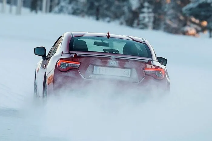 Das Coupé haben die Japaner jetzt dezent überarbeitet und bevor jemand fragt: Wir halten nach wie vor bei 200 PS - das provoziert am Stammtisch nicht einmal ein Hüsteln.
