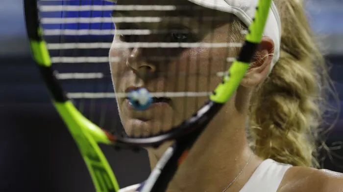 Kein Grund, sich zu verstecken. Caroline Wozniacki verlor zwar ggen Angelique Kerber, doch war der Halbfinal-Einzug für die Dänin dennoch ein großer Erfolg.