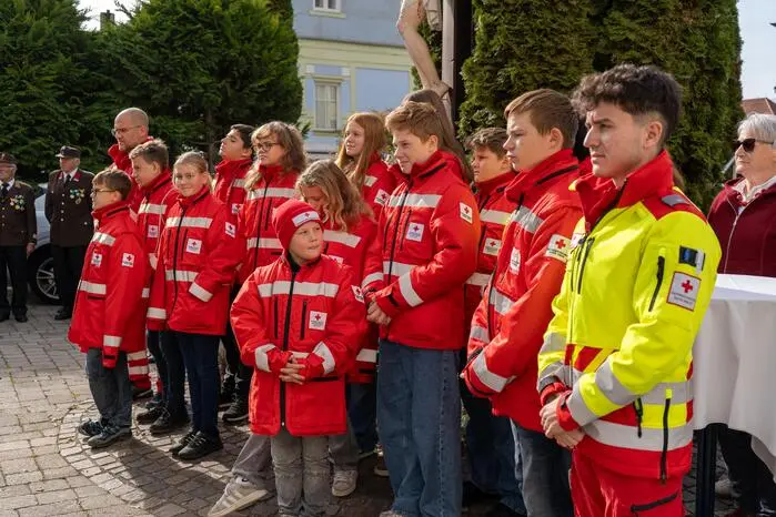 Zahlreiche Ehrengäste, freiwillige Mitarbeiterinnen und Mitarbeiter, Freunde und Unterstützer waren gekommen, um gemeinsam auf acht Jahrzehnte gelebte Menschlichkeit zurückzublicken.