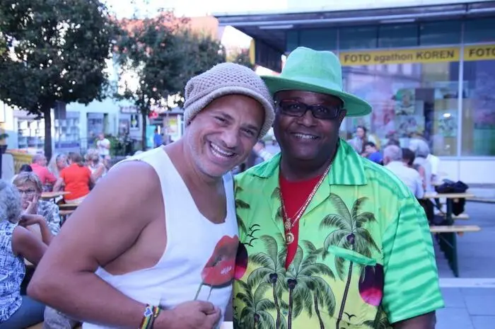 Silvio Gabriel’s Cuba Libre und der österreichische Sänger und Gitarrist Leo Aberer begeisterten ihr Publikum mit einer „kubanischen Nacht“ am vollen Rathausplatz.