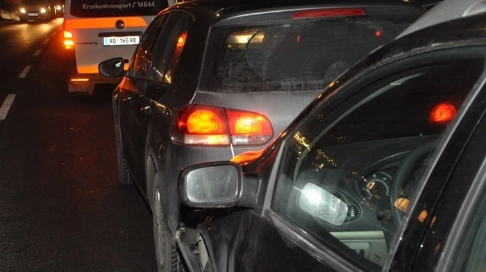 Ein Lenker aus Graz fuhr am Mittwochabend, dem 20. Dezember 2017, auf dem Voitsberger Hauptplatz mit seinem Auto auf einen vor ihm fahrenden Pkw auf.