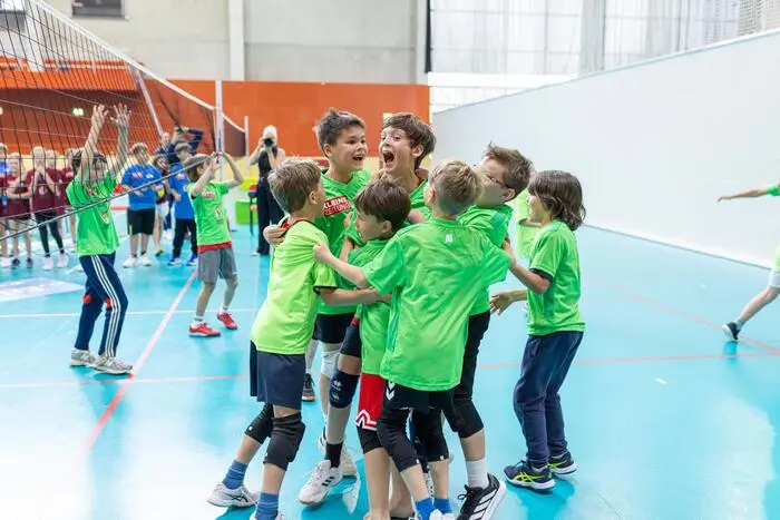 Am Ende jubelte die VS Körnerschule über einen Finalsieg gegen die VS Welzenegg. Platz drei holte sich die VS Villach St. Martin. „Ich bin extrem begeistert, dass wir Schulen aus ganz Kärnten dabei haben“, freut sich Volleyball-Ass Xandi Huber, der die VS Welzenegg betreute. „Ich hätte mir gewünscht, dass es das schon zu meiner Zeit gegeben hätte. Man merkt, für die Kids ist das hier etwas Besonderes, wie eine Weltmeisterschaft. Es ist so schön, dass der Sport zumindet für einen Tag im schulischen Alltag in den Mittelpunkt rückt.