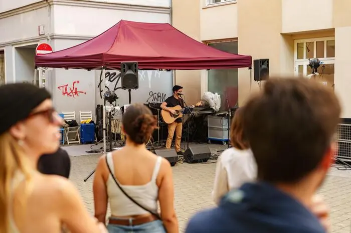 ... Musikfreunde kamen bei mehreren Bühnen, etwa am Griesplatz und am Platz der Freiwilligen Schützen, auf ihre Rechnung ...