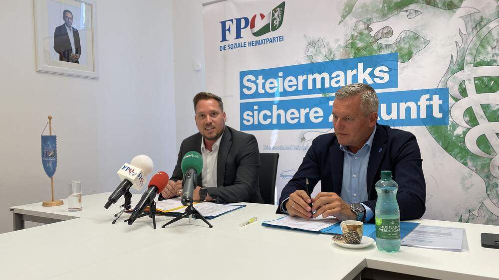 FPÖ-Bezirksparteiobmann Marco Triller und FPÖ-Klubobmann Mario Kunasek beim Pressegespräch in Leoben