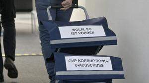 Die Aufforderung am Aktenwagen der Opposition konnte am Donnerstag Auskunftsperson Wolfgang Brandstetter und Vorsitzenden Wolfgang Sobotka betreffen