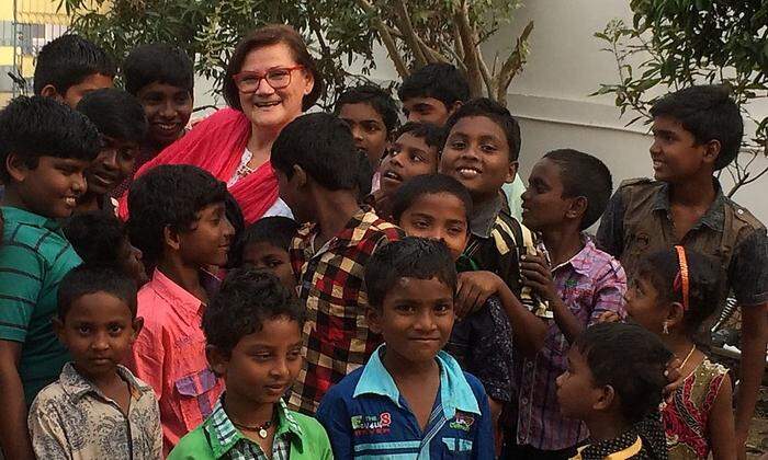 Gerti Baumberger umringt von indischen Kindern