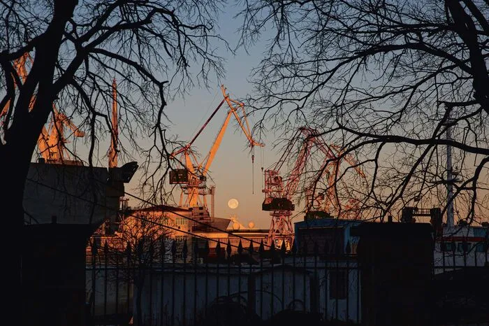 „Pula ist spektakulär. Mit den Kränen, der Werft, das ist nicht das liebliche Istrien“, sagt Desrues. Der Autor ist auch Fotograf und hat sich in der meist wegen seines Amphitheaters besuchten Stadt dem Verfallenen gewidmet. Daher nennt er Pula auch das „Havanna Istriens“: „Weil es sehr viele Gebäude gibt, wo der Putz abbröckelt. Die Gebäude stehen aber nicht leer, sondern sind bewohnt oder Büros der Stadtgemeinde.“ www.pula.hr
