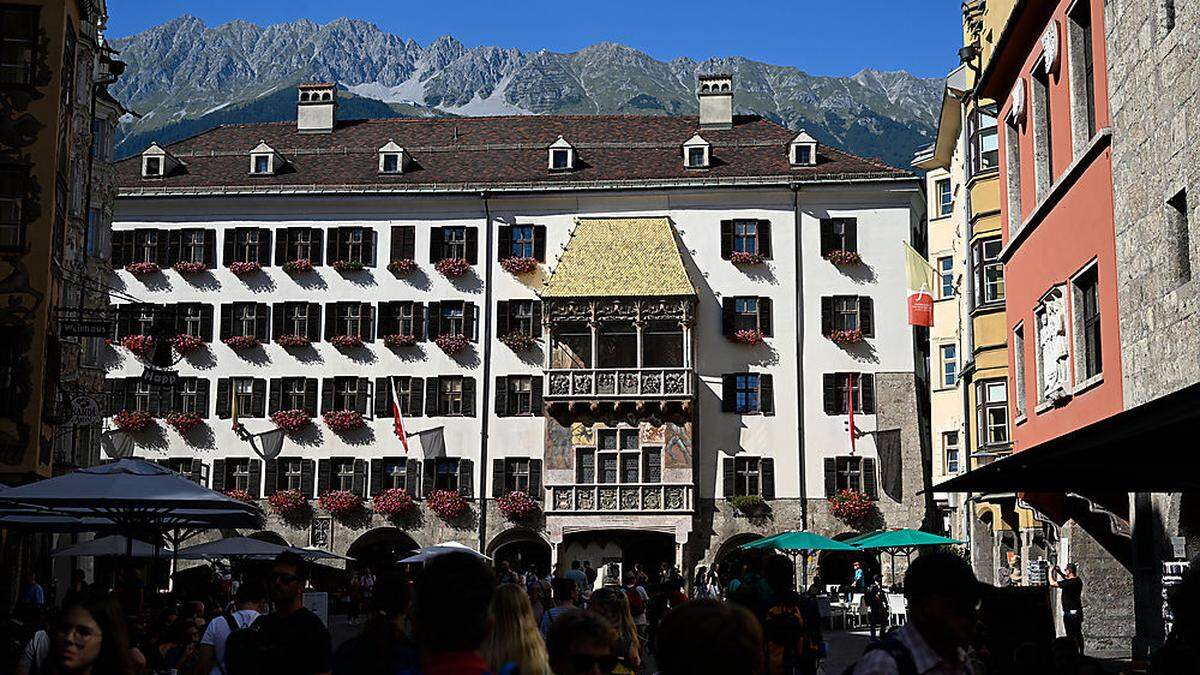 Öffentliche Gebäude wie hier das Goldene Dachl werden künftig kürzer beleuchtet