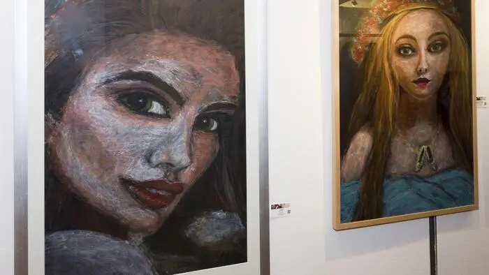 Unter dem Titel „Sanfte und starke Weibsbilder“ präsentiert die Künstlerin Andrea Holl ihre beeindruckenden Frauenporträts in der Galerie im Forum Rathaus Knittelfeld.