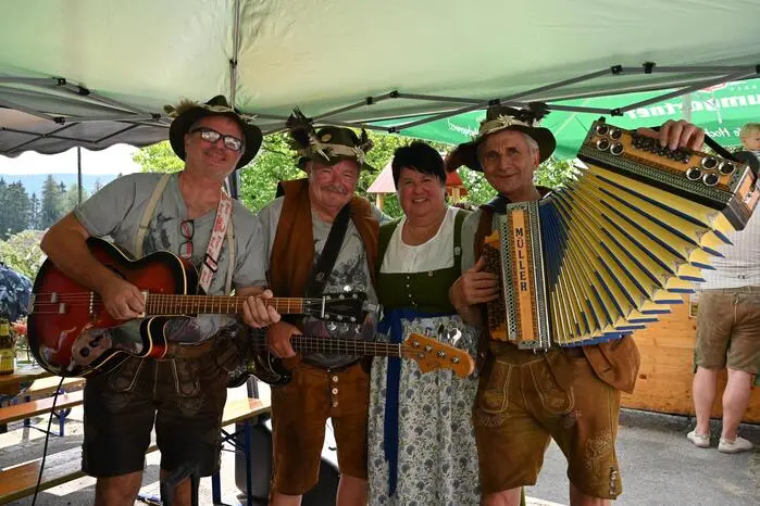 Bereits beim Frühschoppen sorgten „Die 3 Wilderer“ für einen gelungenen Auftakt des Jubiläumsfestes.