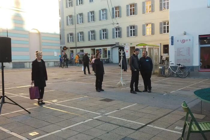 Schauspieler spielen eine Szene, die dann diskutiert wird und reagieren auf Lösungsvorschläge aus dem Publikum.