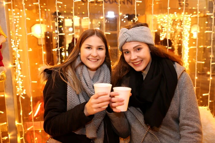 ... beziehungsweise in der Christmas-Lounge am Hauptplatz oder bei den Glühweinständen zu verweilen.