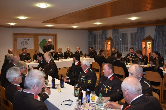Dieser war im September 1975 der Feuerwehr Kindtal beigetreten, hatte bereits 1987 das Amt des Kommandanten übernommen und prägte über viele Jahre hinweg das Geschehen im Rüsthaus, das im Zuge seiner Amtszeit auch ausgebaut wurde. Als sichtbares Zeichen des Dankes überreichten ihm seine Kameraden einen Feuerwehrhelm aus Glas, die Laudatio hielt sein langjähriger Weggefährte Leopold Fladischer.