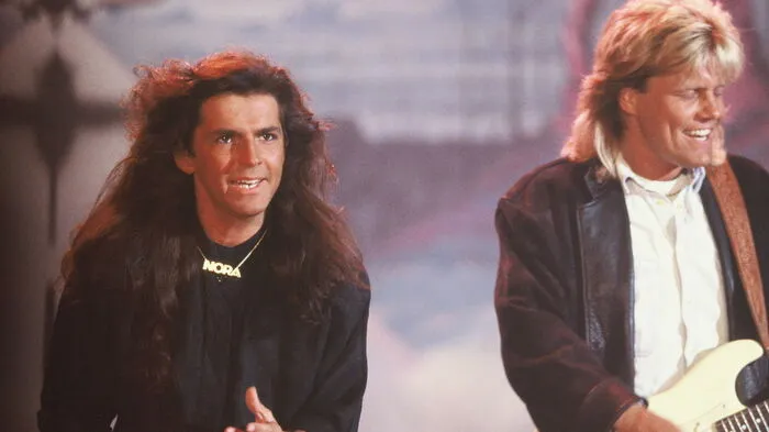 Das Pop-Duo Modern Talking, bestehend aus Thomas Anders und Dieter Bohlen, bei einem TV Auftritt 1987. Gegründet wurde die Band 1984.