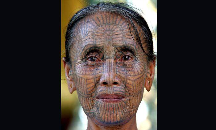 Gesichtstattoos bei den Chin in Myanmar  