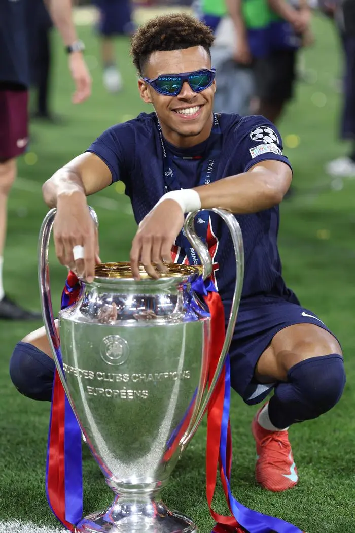 Champions League Final 2025 31 May 2025, Munich - UEFA Champions League Final - Paris Saint-Germain v Internazionale Milano - Desire Doue of PSG poses with the trophy wearing sunglasses - Photo: Charlotte Wilson / Offside. Munich Germany *** Champions-League-Finale 2025 31. Mai 2025, München UEFA-Champions-League-Finale Paris Saint Germain gegen Internazionale Milano Desire Doue von PSG posiert mit der Trophäe und trägt eine Sonnenbrille Foto Charlotte Wilson Abseits München Deutschland PUBLICATIONxINxGERxSUIxAUTxONLY Copyright: xCharlottexWilsonx/xOffsidexOffside