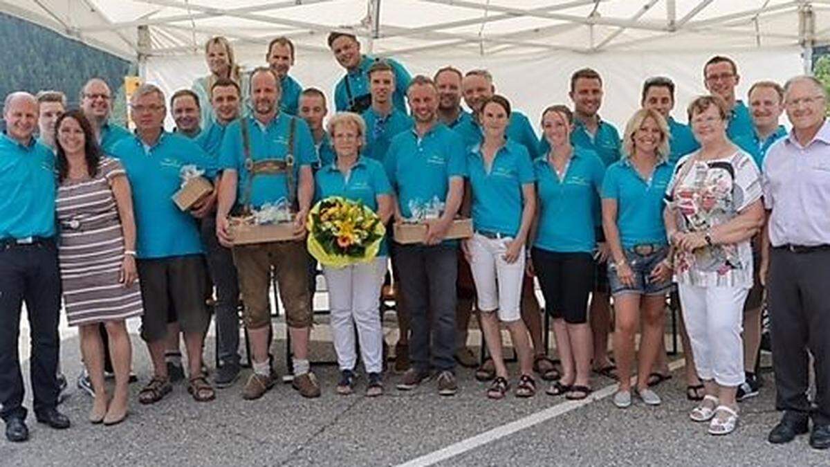 Das Team des Autohaus Huber mit den Firmengründern Martin und Helga Huber