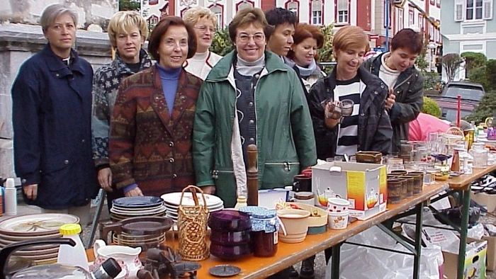 Einer der ersten Flohmärkte der Damen-Tennisrunde auf dem Weizer Hauptplatz.