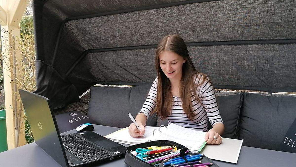 Die Vorgaben der Schule erledigt die Birkfelder Matura-Anwärterin Leonie Tanzer gemütlich von der Gartenbank aus