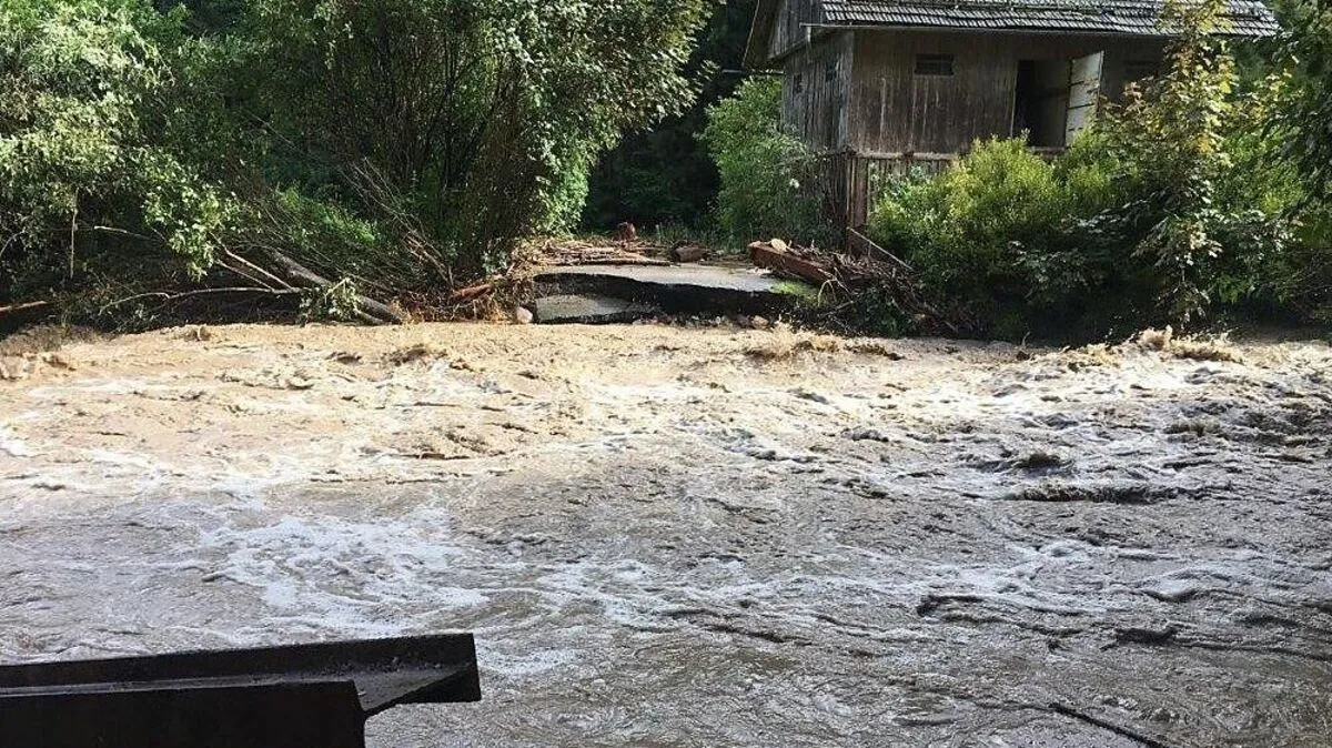 In Stockenboi wurde eine Brücke weggerissen