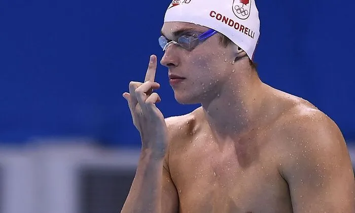 Santo Condorelli zeigt seinen Mittelfinger
