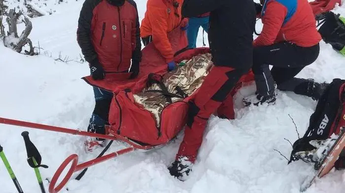 31 Bergretter aus vier Ortsstellen (Radmer, Landl, Wildalpen und Eisenerz) trafen sich zur alljährlichen Wintergebietsübung in der Eisenerzer Ramsau. Um die Übung so real wie möglich zu gestalten, erfolgte die Alarmierung um 8.30 Uhr mittels SMS über die Landeswarnzentrale. Übungsannahme war: Vier verschüttete Personen im Bereich Hochalm.  