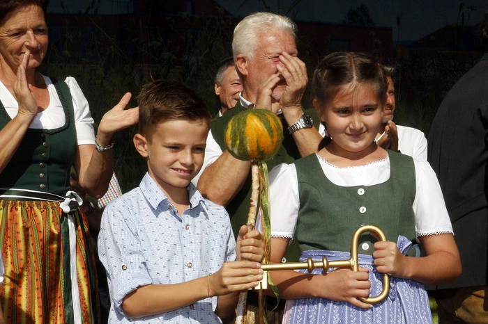 Stolz präsentiert das Prinzenpaar Prinzessin Mara I und Prinz Lenny I den Rathausschlüssel.