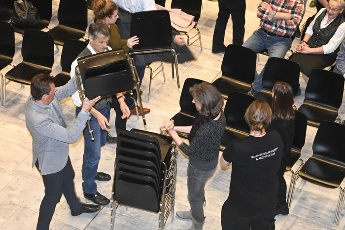 Innerhalb weniger Minuten stürmten rund 500 Interessierte die Aula der Fachhhochschule. Rasch wurden Sessel aufgestellt.