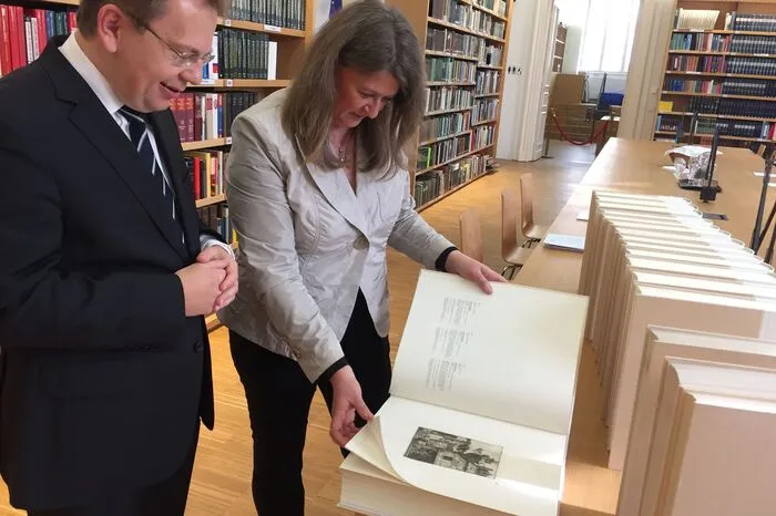 Sloweniens Botschafter Andrej Rahten und Landesbibliotheks-Direktorin Katharina Kocher-Lichem schmökern im kostbaren Werk