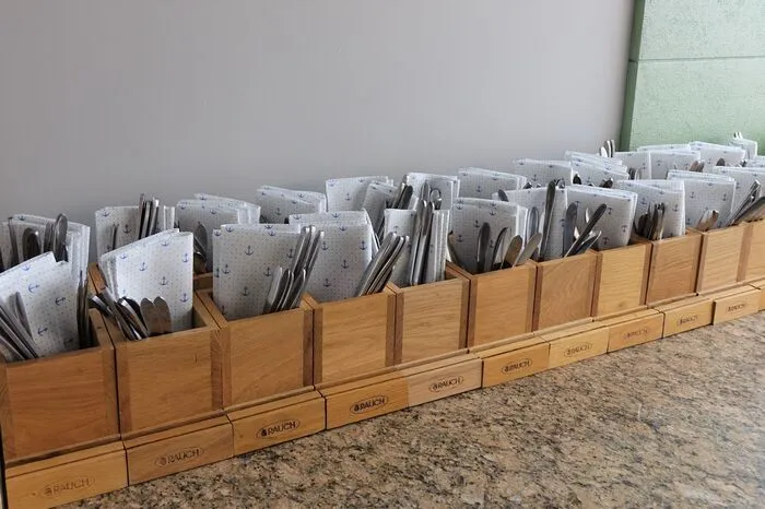 Auf der Speisekarte finden sich original französische Speisen, wie etwa Quiche und Schnecken. Die Lebensmittel werden aus Frankreich importiert.