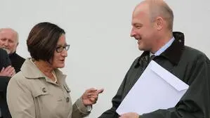 Hermann Trinker, der damalige Bürgermeister von Rohrmoos-Untertal, übergab im Rahmen der Regierungsklausur im September 2014 in Schladming eine Unterschriftenliste an Innenministerin Johanna Mikl-Leitner