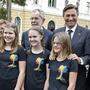 Kuchling, Van der Bellen, Pahor und Kaiser (hinten von links) mit Schülerinnen