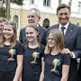 Kuchling, Van der Bellen, Pahor und Kaiser (hinten von links) mit Schülerinnen