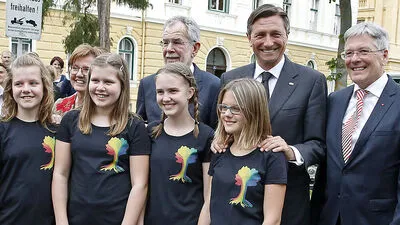 Kuchling, Van der Bellen, Pahor und Kaiser (hinten von links) mit Schülerinnen