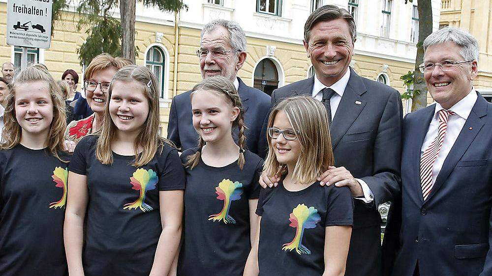 Kuchling, Van der Bellen, Pahor und Kaiser (hinten von links) mit Schülerinnen