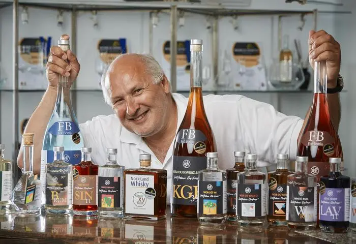 Wolfram Ortner produziert in Bad Kleinkirchheim neben Whisky und Gin auch zahlreiche ungewöhnliche Spirituosenkreationen
