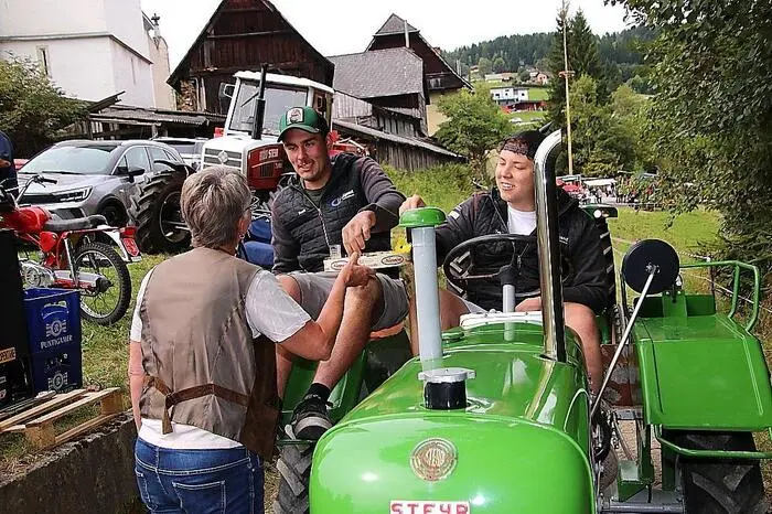 Auch außergewöhnlich viele Traktoren waren zum Treffen gekommen und für die Trachtenmodenschau der Firma Pachatz gab es viel Beifall.