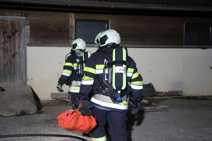 Diese Übung wurde in zwei verschiedene Einsatzszenarien unterteilt, die die Feuerwehrkräfte sowohl vor technische als auch taktische Herausforderungen stellte.
