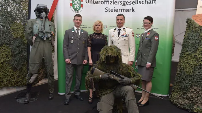 Der Präsident der Unteroffiziersgesellschaft, Othmar Wohlkönig (im Bild mit weißer Unirofm), lud am Rosenmontag zum 58. Unteroffiziersball in die Grazer Gablenzkaserne.
