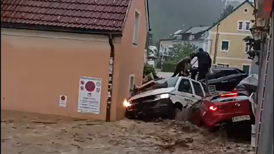 Ein Bild, das österreichweit für Aufsehen sorgte: In Deutschfeistritz wurden Autos durch die Fluten übereinander geschoben