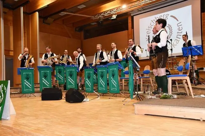 Das Publikum bedankte sich mit viel Applaus, die Musikerinnen und Musiker erwiderten dies mit einigen Zugaben. 