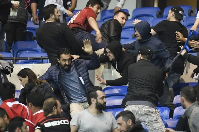 Denn im Stadion warfen sie sogar noch Feuerwerkskörper in den Zuschauerbereich der Franzosen.