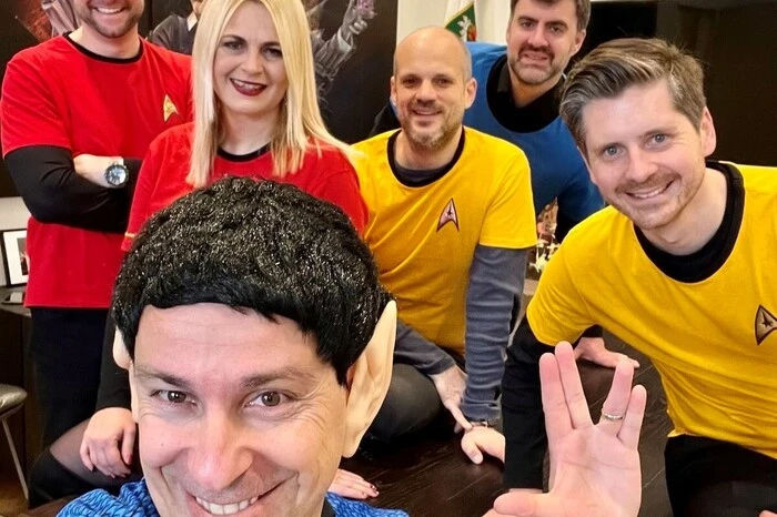Stadtrat Kurt Hohensinner hat sich auf das Raumschiff Enterprise gebeamt. Er hat sich aber nicht als Captain Kirk verkleidet, sondern als Mr. Spock. Vulkaniergruß inklusive. Sein Team hat das Motto durchgezogen.