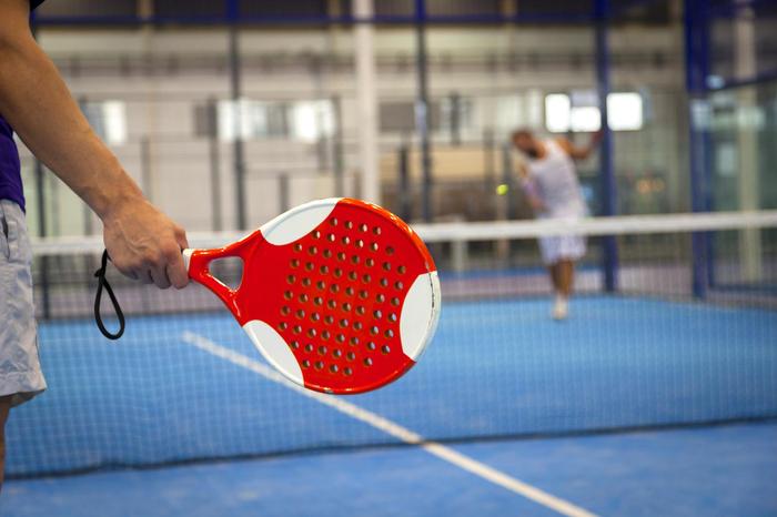 Padel ist ein vom Tennis abgeleitetes Spiel, für das kurzen Schlägern ohne Bespannung verwendet werden