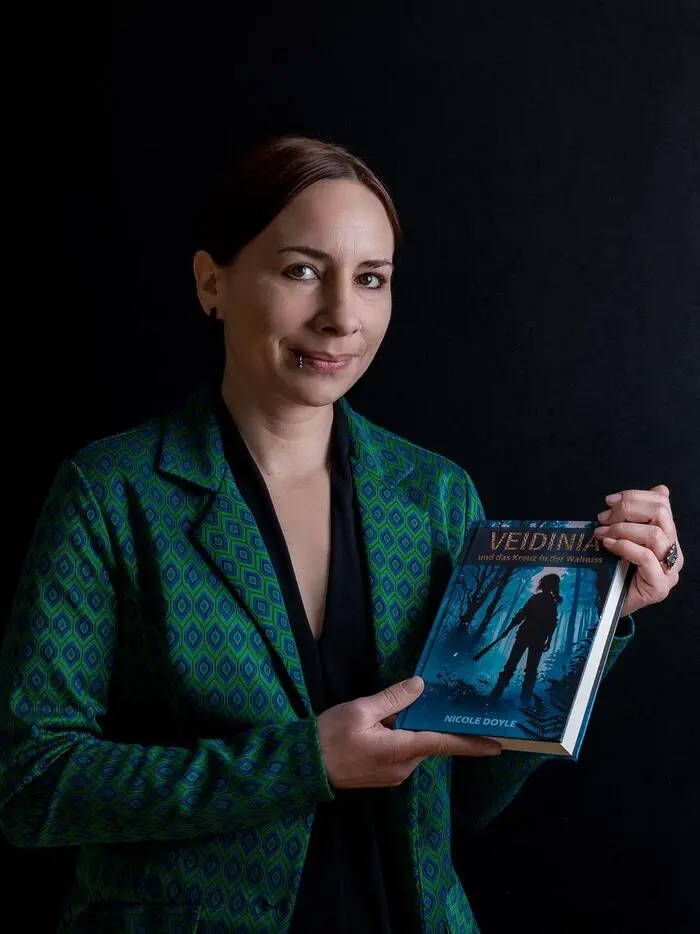 Nicole Doyle liest aus ihrem Krimi „Veidinia und das Kreuz in der Walnuss“